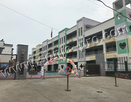 Outdoor performance at the Second Kindergarten of Tonggu County, Yichun City, Jiangxi Province